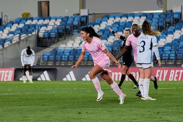 Cristina Librán, del Madrid CFF, celebra su gol al Real Madrid en el Di Stéfano.