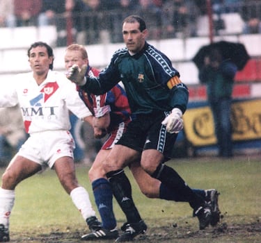 Andoni Zubizarreta fue el guardián de la portería del FC Barcelona entre 1986 y 1994, tras llegar desde el Athletic Club. Bajo la dirección de Johan Cruyff, se convirtió en pieza clave del mítico “Dream Team”, ganando cuatro Ligas consecutivas, dos Copas del Rey, una Supercopa de Europa y la histórica Copa de Europa de 1992 en Wembley. Su liderazgo, sobriedad y regularidad lo consolidaron como uno de los mejores porteros de la historia del club, acumulando más de 300 partidos oficiales con la camiseta azulgrana.