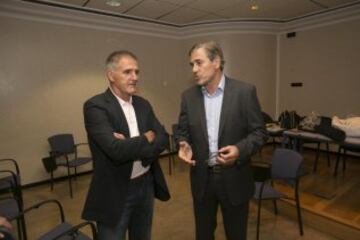 El entrenador de Las Palmas Paco Herrera y el director deportivo del Herbalife Gran Canaria, Berdi Pérez.