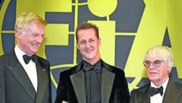 <b>OTROS TIEMPOS, OTRAS OPINIONES. </b>Mosley, a la izquierda, y Ecclestone, a su derecha, premian a Michael Schumacher en 2006.