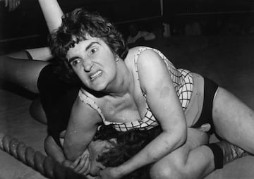 Sin embargo, la lucha fue tambin un deporte femenino mucho antes de su instauracin en los JJOO. Imagen de 1979 de la BWA (British Wrestling Association) en el campeonato femenino con Sue Brittain.