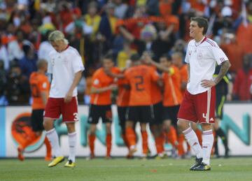 Daniel Agger, en la imagen de blanco y a la derecha, se muestra cabizbajo tras ser protagonista involuntario del primer gol del encuentro: un centro de Van Persie fue despejado por Simon Poulsen, pero el balón golpeó en la espalda del jugador del Liverpool y se coló en la meta de su portero Sorensen... Él no quería, pero abrió el marcador para sus rivales.