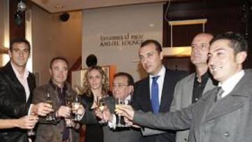 <b>AL COMPLETO. </b>A la tradicional cena de Navidad celebrada ayer en el restaurante Brassa de Mar acudieron los integrantes de la primera plantilla, el filial, el equipo femenino, el Consejo de Administración y los empleados de la entidad levantinista.