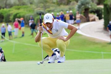 Carlota Ciganda lee un putt en la Solheim Cup 2023.