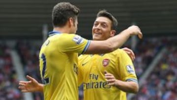Özil felicita a Giroud tras el 0-1.