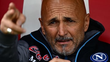 Napoli's Italian coach Luciano Spalletti gestures prior to the Italian Serie A football match between Monza and Napoli on May 14, 2023 at the Brianteo stadium in Monza. (Photo by GABRIEL BOUYS / AFP)