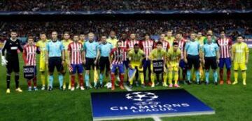 Los jugadores del Atlético de Madrid y del Astana, antes del comienzo del partido correspondiente a la tercera jornada de la fase de grupos de la Champions League.