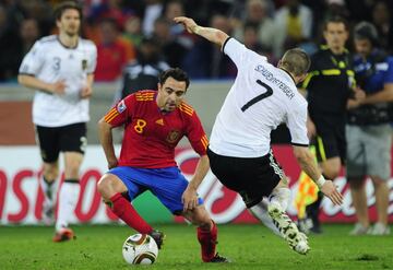 Era un partido más, pero no un encuentro cualquiera: era la semifinal de un Mundial, y Xavi volvió a echarse el juego de la Selección a sus espaldas para asaltar el pase a la final. El centrocampista del Barcelona dio todo un recital: 108 pases, entre ellos, el del gol de Carles Puyol, asociándose con sus escuderos (28 pases a Xabi Alonso, 33 a Busquets y 35 a Iniesta). Y recuperó más balones (siete) que los que perdió (seis).