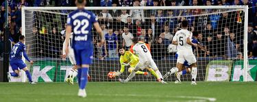 Espectacular la mano abajo que saca el portero belga del Real Madrid a tiro raso con la izquierda de Álvaro Rodríguez.