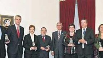 <b>LOS MASTER DE ORO 2006. </b>Los premiados en la entrega celebrada ayer posan con los Master de Oro.