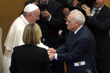 El Papa Francisco saluda al director de cine, Martin Scorsese. Scorsese fue director de la controvertida película 'La última tentación de Cristo' sobre la vida de Jesús de Nazaret.