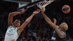 Ricky Hickman y Walter Tavares luchan por un rebote durante el Brose Bamberg y Real Madrid.