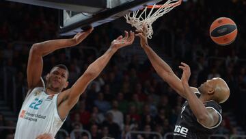 Ricky Hickman y Walter Tavares luchan por un rebote durante el Brose Bamberg y Real Madrid.