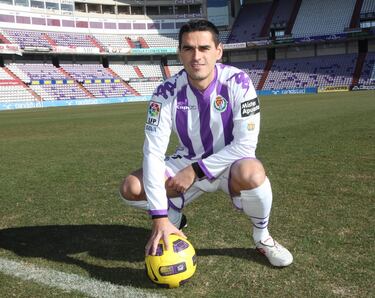Defendió los colores del Valladolid durante dos temporadas desde 2010 hasta 2012 en Segunda División.
