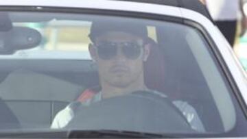 <b>CON ROSTRO SERIO AL SALIR DE VALDEBEBAS</b> Tras concluir el entrenamiento, Cristiano abandonó Valdebebas a las 19:02 horas. El rostro del delantero portugués dejó patente que sigue estando serio.