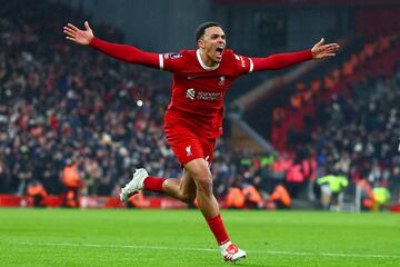 Celebración del defensor Trent Alexander-Arnold del Liverpool durante un duelo frente al Fulham FC. 