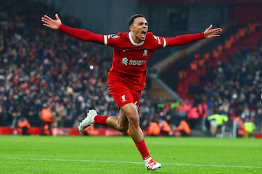 Celebración del defensor Trent Alexander-Arnold del Liverpool durante un duelo frente al Fulham FC. 