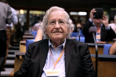 Noam Chomsky nació el 7 de diciembre de 1928 en Filadelfia, Pensilvania (EE.UU.). 
Es uno de los intelectuales más influyentes del siglo XX, pionero de la lingüística moderna con su teoría de la gramática generativa. También ha sido un crítico feroz del imperialismo y la política exterior de Estados Unidos, con una vasta obra como filósofo, politólogo y activista. Fue profesor en el MIT y en la Universidad de Arizona, y ha escrito más de 100 libros.

En junio de 2023 sufrió un ictus que afectó el lado derecho de su cuerpo. En junio de 2024 fue dado de alta en São Paulo para continuar su tratamiento en casa. Su estado de salud sigue siendo delicado, aunque su esposa ha desmentido rumores sobre su fallecimiento.