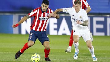 Luis Suárez ante Kroos en el derbi madrileño.