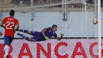 En el minuto 14, el arquero salv&oacute; en tres oportunidades a Chile, hecho que motiv&oacute; a su equipo y al p&uacute;blico que lleg&oacute; a Rancagua.