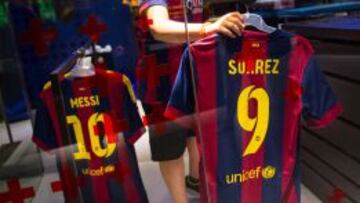 La camiseta de Luis Suárez, en la tienda del Barcelona.