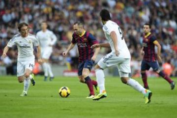 Andrés Iniesta y Luka Modric durante el partido de Liga correspondiente a la décima jornada de liga entre el Barcelona y el Real Madrid en el Camp Nou.