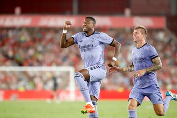 Golazo de falta de Alaba por toda la escuadra. Qué golpeó se sacó de la manga el austriaco en el primer balón que tocaba en el partido.
