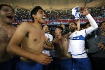 Los jugadores de Universidad Catolica celebran el titulo de la Super Copa tras la victoria contra Universidad de Chile en el estadio Ester Roa de Concepcion, Chile.