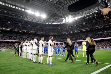 Los jugadores del Real Madrid y del Getafe hacen pasillo a las campeonas del mundo de fútbol femenino. 