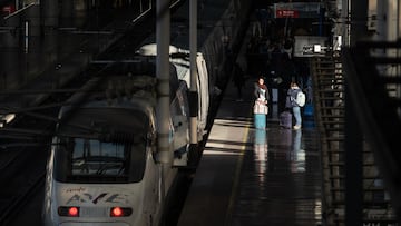 Varias personas junto a un AVE estacionado en la estación de Atocha-Almudena Grandes, a 26 de marzo de 2025, en Madrid (España). Renfe y Adif han iniciado a las 06.30 horas de la mañana su cuarta jornada de huelga con paros en tres momentos diferentes del día. Estos paros afectan tanto a las líneas de AVE como en Cercanías.
26 MARZO 2025;RENFE;ADIF;JORNADA;HUELGA;TRENES;PAROS
Alejandro Martínez Vélez / Europa Press
26/03/2025