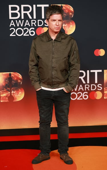 Noel Gallagher posa en la alfombra roja. 