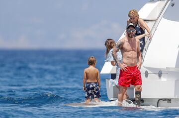 La familia Messi-Roccuzzo disfruta de unas id¨ªlicas vacaciones a bordo de un c¨®modo barco por las costas de las Islas Pitiusas.