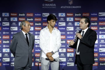 Joao Féilx accompanied by Atlético legends Adelardo and Paulo Futre.