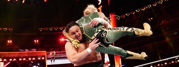 Samoa Joe lanza a Rey Mysterio durante su combate en WrestleMania 35