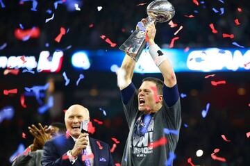 Tom Brady levanta el trofeo Vince Lombardi.