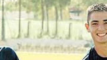 PROMESAS BLANCAS. Javi García (izquierda) y Adán ya jugaron en el Mundial Sub-17 de Finlandia, porque son jugadores nacidos después del 1 de enero de 1987. Ambos pertenecen la cantera del Real Madrid.