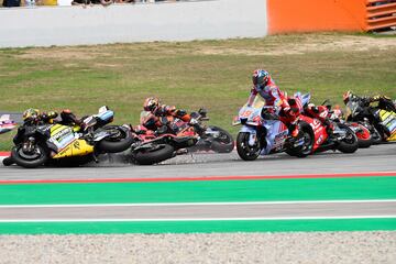 Francesco Bagnaia se quedó en medio de la pista y le pasó una KTM (Binder) por encima de la pierna. Las asistencias médicas le socorrieron de inmediato.