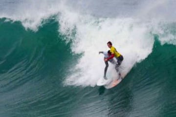 El Mundial de Surf Maui and Sons Arica Pro Tour 2015 , organizado por la Federación internacional de Surf, reune a 60 de los mejores raiders de todo el mundo. Ellos esperan domar la peligrosa ola “El Gringo” que rompe sobre las rocas, lo que la convierte en la competencia mas peligrosa en el circuito mundial.