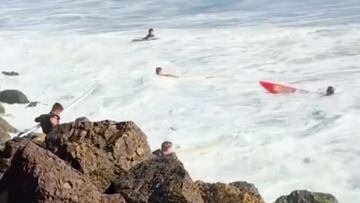 Surfistas arrastrados por las olas del huracán Narda