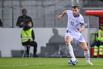 Alejado ya de las grandes ligas, el delantero bosnio sigue marcando goles en el Fenerbahce. Bosnia se la jugó en la repesca ante Ucrania, pero sucumbieron. El capitán de Bosnia, a sus 38 años, ha dicho adiós a su última oportunidad de acudir a un torneo continental. Sí que estuvo en el Mundial de 2014 y marcó un gol.