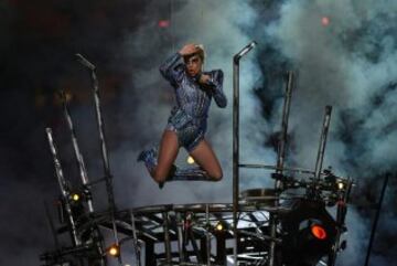 Pero, aunque los superhéroes no existan, sí que hay personas que vuelan. Gaga lo hizo en uno de los espéctaculos del Halftime Show más espectaculares que se recuerdan. Se nos quedó "po-po-po-poker face" a todos.