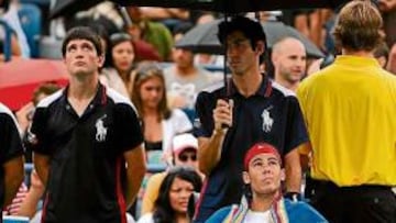 <b>UNA DURA LLUVIA VA A CAER. </b>Pista Louis Armstrong: Nadal y los recogepelotas ven abrirse las nubes.