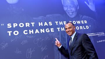 Caf&uacute; posa delante del muro de Nelson Mandela durante los Premios Laureus de 2019 en M&oacute;naco.