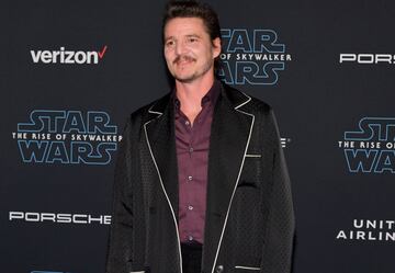 ¡Así lució en actor en la gran alfombra azul de Star Wars!