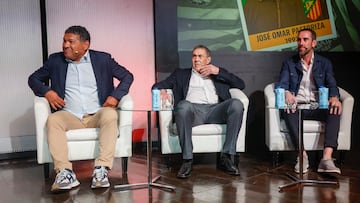 Los exfutbolistas del Atlético de Madrid, Donato Gama (izda), Rubén Cano (c) y Diego Godín, participan en el acto Iberoamérica y el Atleti.