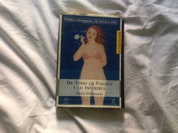 Fueron muchas las novelas de Lucía Etxebarría que marcaron a las jóvenes en el tránsito de los a?os noventa al 2000. 'Amor, curiosidad, prozac y dudas', 'Beatriz y los cuerpos celestes', 'Nosotras que no somos las demás'... Después vendrían 'Un milagro en equilibrio' (ganadora del Planeta) pero para mí la mejor siempre será ésta: 'De todo lo visible y lo invisible', Premio Primavera de Novela en 2001, la historia de Ruth una directora de cine con Juan, un poeta de Bilbao. Bien escrito, fresco, directo, con eso que a Lucía tan bien se le da: analizar las relaciones de pareja desde el punto de vista de personajes femeninos muy peculiares.