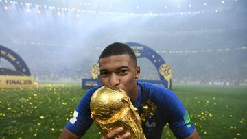 TOPSHOT - France&#039;s forward Kylian Mbappe kisses the World Cup trophy after the Russia 2018 World Cup final football match between France and Croatia at the Luzhniki Stadium in Moscow on July 15, 2018. / AFP PHOTO / FRANCK FIFE / RESTRICTED TO EDITORI