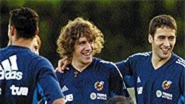 <B>AMIGOS</B>. Carles Puyol y Raúl hacen buenas migas, abstrayéndose de la rivalidad liguera.