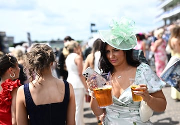 Ambiente durante  el primer día del Festival del Derby de Epsom en Surrey. Es una carrera de galope plano de 2423 metros de distancia y su primera edición fue en 1780.
