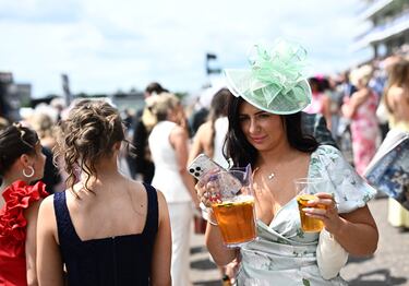 Ambiente durante  el primer día del Festival del Derby de Epsom en Surrey. Es una carrera de galope plano de 2423 metros de distancia y su primera edición fue en 1780.